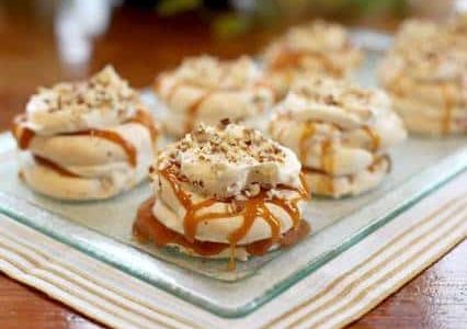 Almond meringues with caramel