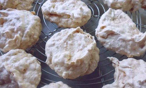Fluffy almond meringue