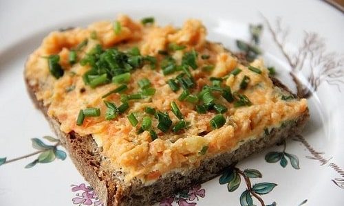 Bread spread with horseradish spread with carrots and chives