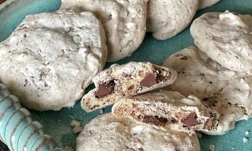 Almond and chocolate meringue cookies