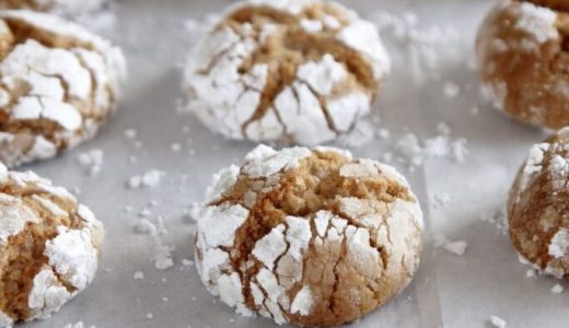 Almond cookies with cinnamon and maple syrup flavor.