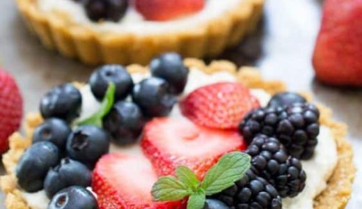 Fragile cupcakes with fruit and vanilla cream with mint.