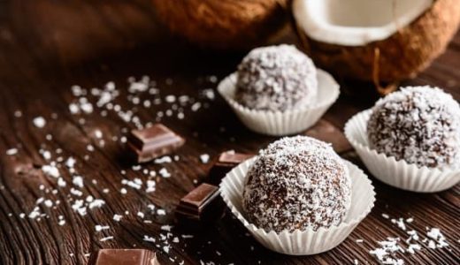 Balls with gingerbread spices decorated with coconut in paper cups.