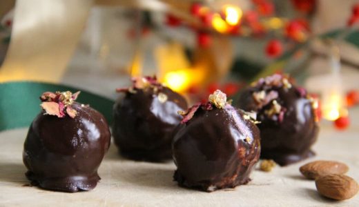 Unbaked balls of mascarpone, coconut, almond butter and gingerbread spice filled with roasted almonds and covered in dark chocolate.