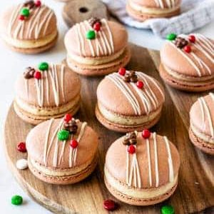 Macaroons with gingerbread spice decorated with white chocolate and Christmas cookies.