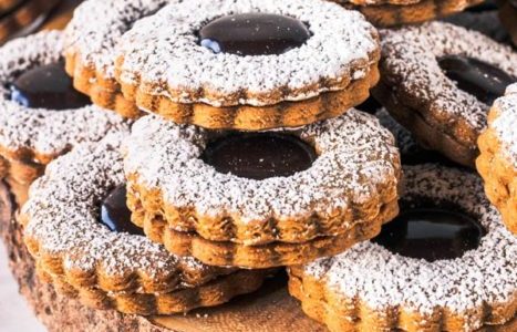 Linnaeus cookies with spelled flour served on a wooden board