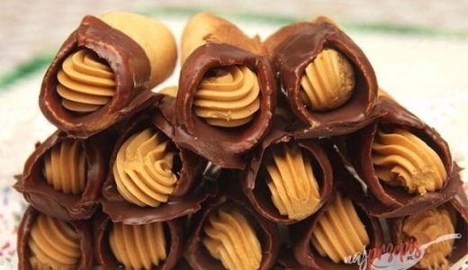 Tubes with honey and caramel cream dipped in chocolate