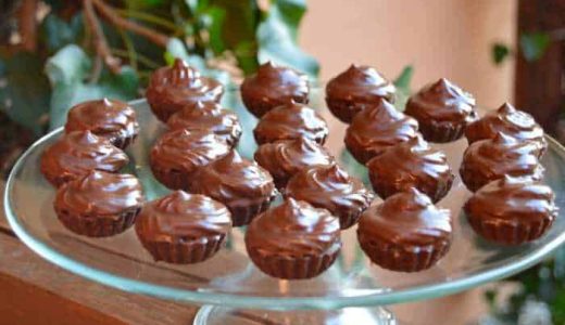 Christmas pastries in the form of Izidor chocolate-walnut cupcakes on a glass plate.