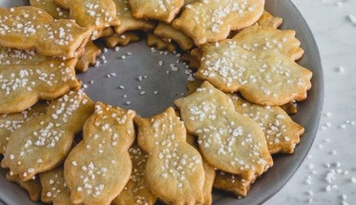 Linnaeus lemon Christmas cookies in the shape of owls, sprinkled with sugar.