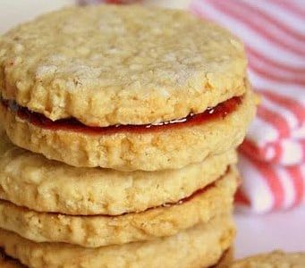 Oatmeal cookies from Linz with a simple shape