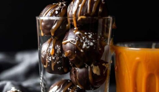 Balls in dark chocolate with an interior of Lotus cookies.