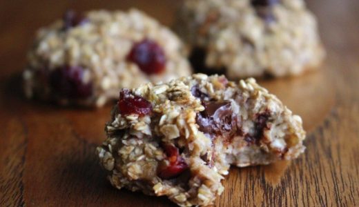 Honey oat patties with raisins on a wooden base