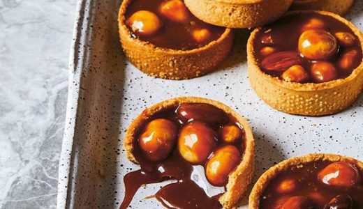 Small tartlets filled with cream and salted caramel with macadamia nuts.