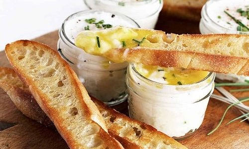Potato and egg spread with toasted pastry