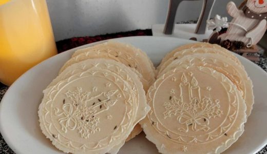 Wafers with parmesan cheese on a plate.