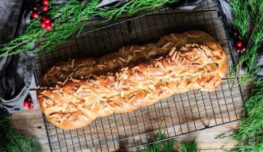 Yeast Christmas cake with almonds.