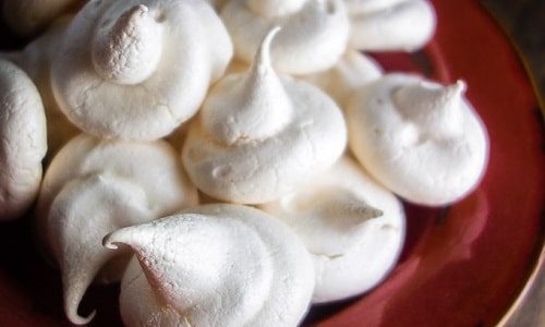 Almond meringue with a tip