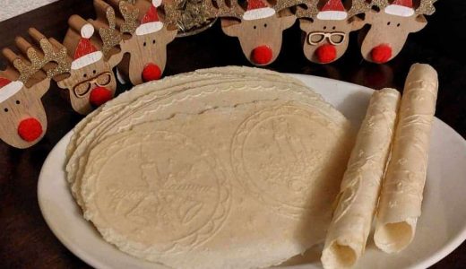 Fragile wafers and tubes on a plate, next to it is a Christmas decoration.