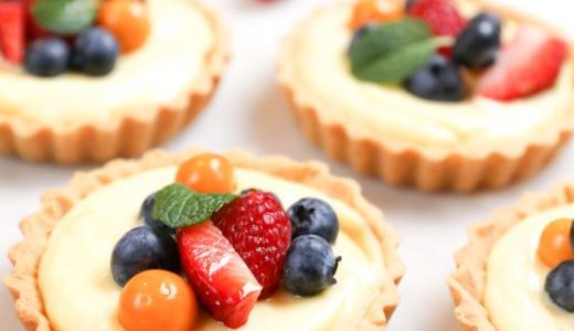 Line cakes filled with vanilla cream and decorated with fruit.