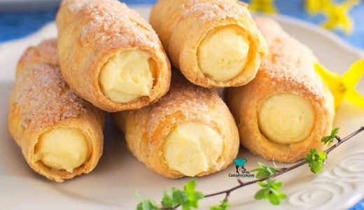 Honey tubes filled with cream with egg liqueur