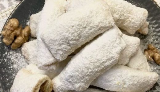 Sugar-dusted rolls filled with nut filling.