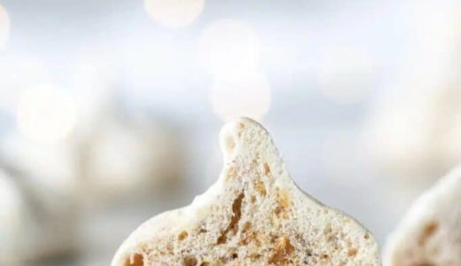 Halved meringue with cinnamon and roasted hazelnuts.