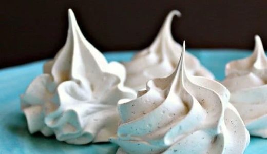 Snow meringues with vanilla and cinnamon on a plate.